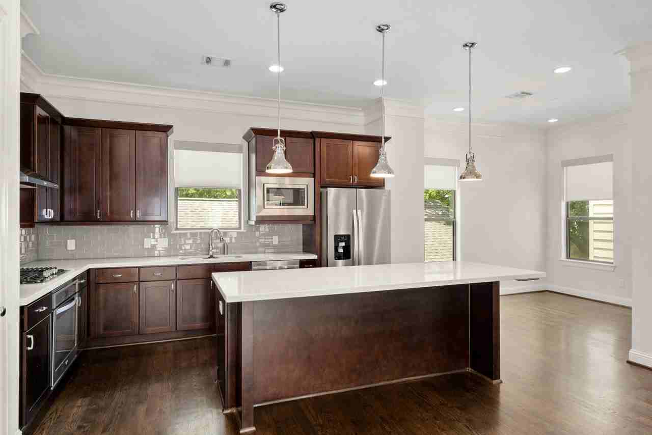 742 W 24th St - Photo 6 of 30