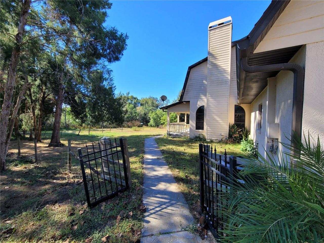 37515 Phelps Rd - Photo 2 of 27