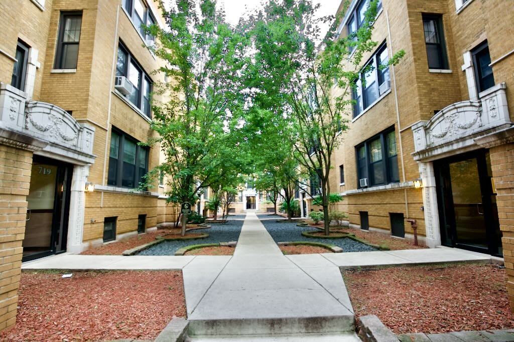 723 West Barry Avenue #1B