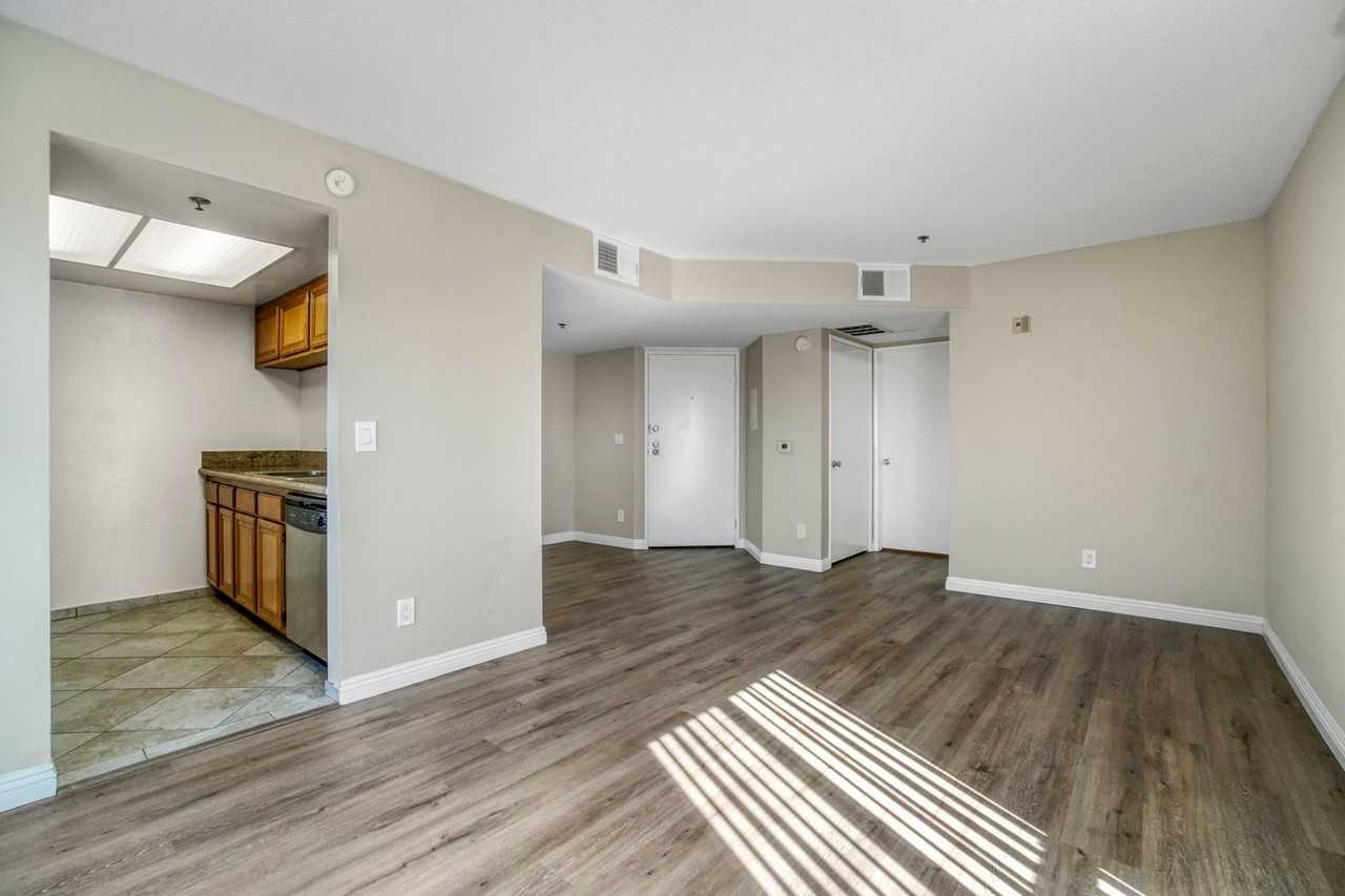 511 Carondelet Apartments - Photo 3 of 6