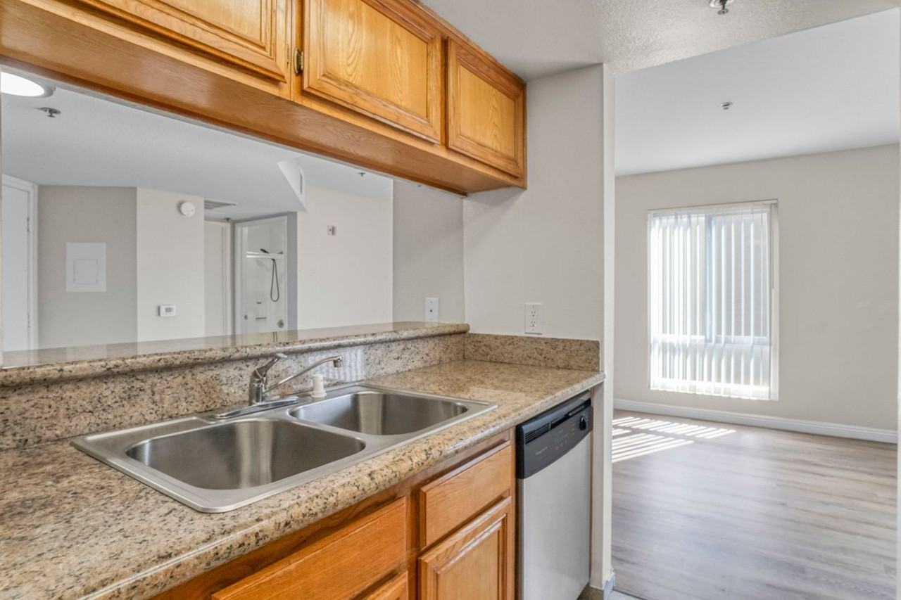 511 Carondelet Apartments - Photo 4 of 6
