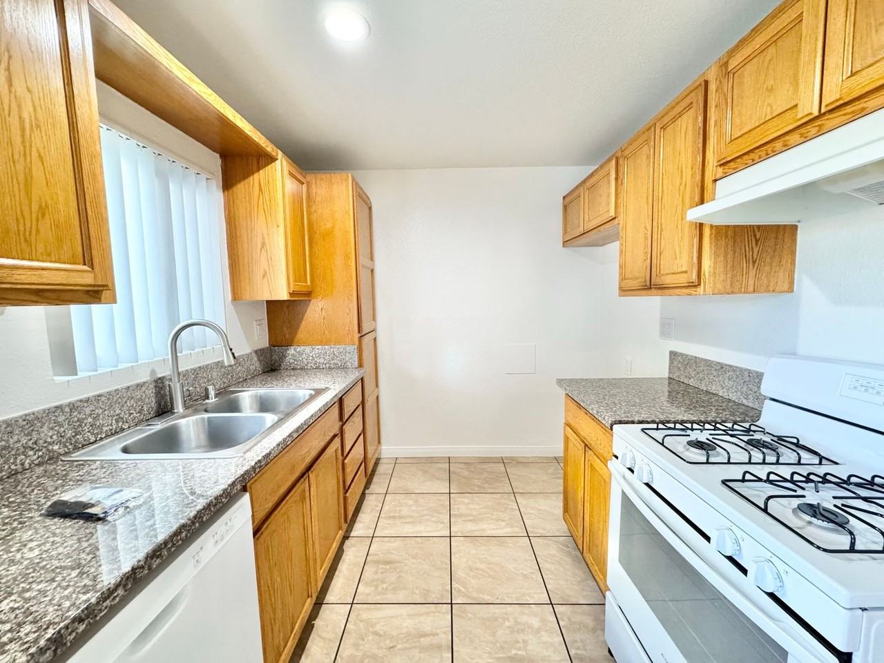 2810 -2820 Huntington St & 312 - 324 Clay Avenue - Photo 7 of 33