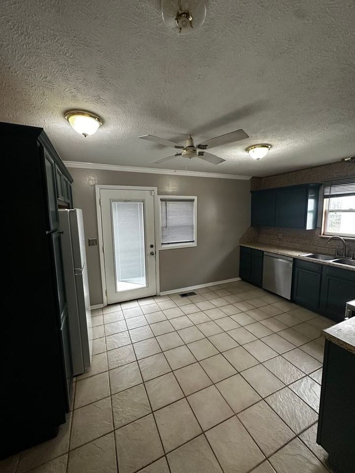 705 E Park St - Photo 7 of 17