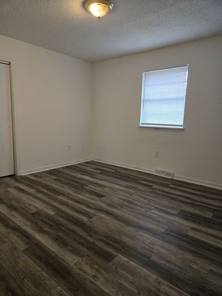 416 S 73rd Ter - Photo 7 of 11