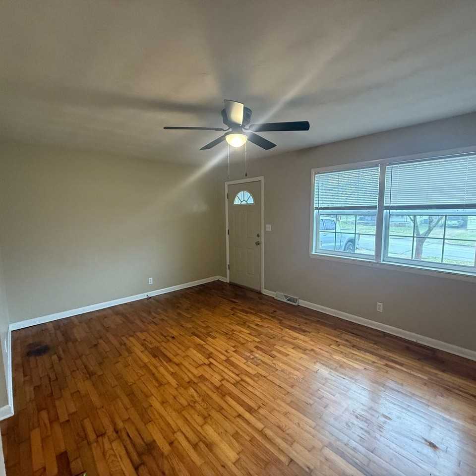 2312 N Robberson Ave - Photo 2 of 14