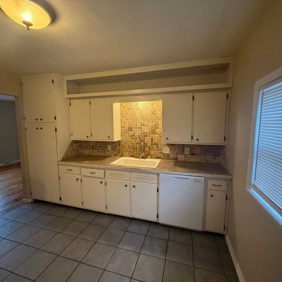 2312 N Robberson Ave - Photo 5 of 14