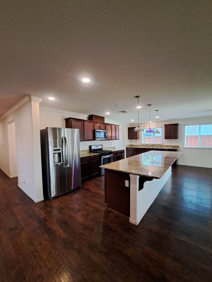 2402 S Lind Ave - Photo 3 of 40