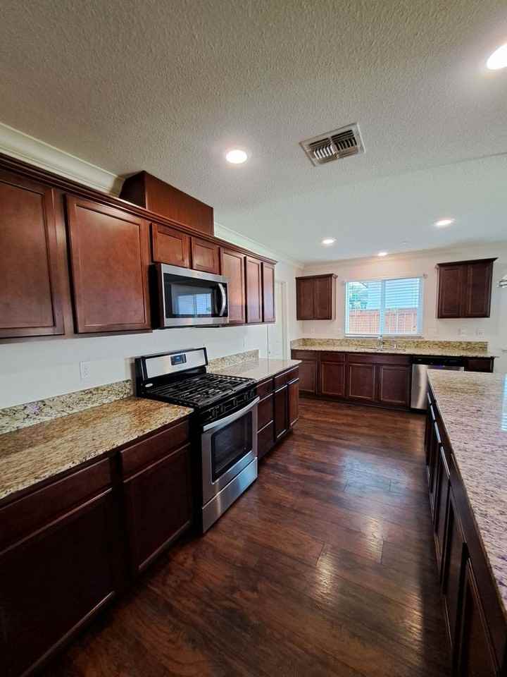 2402 S Lind Ave - Photo 4 of 40