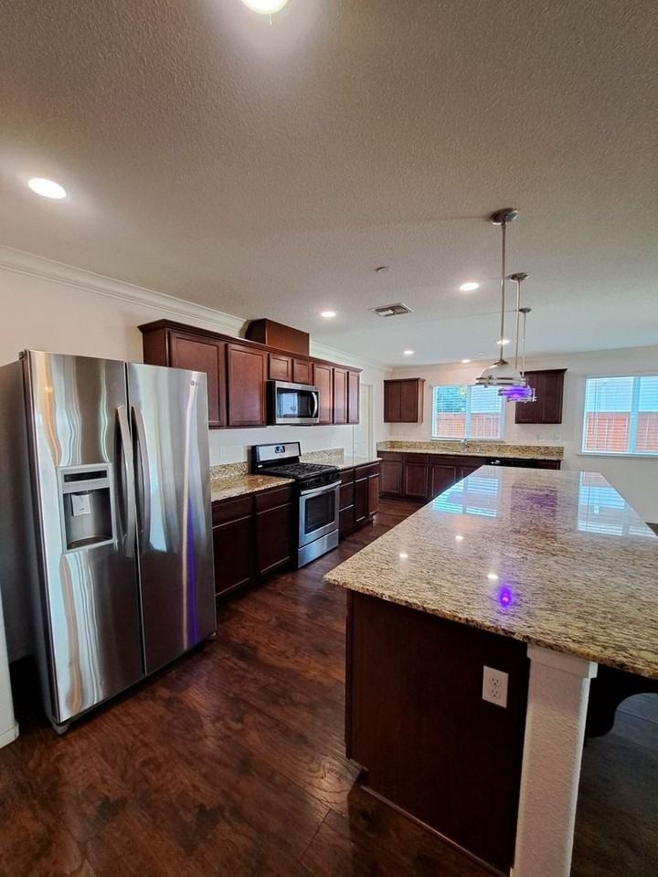 2402 S Lind Ave - Photo 5 of 40