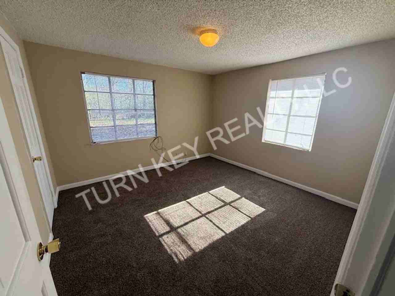 524 Ozark Ct - Photo 2 of 12