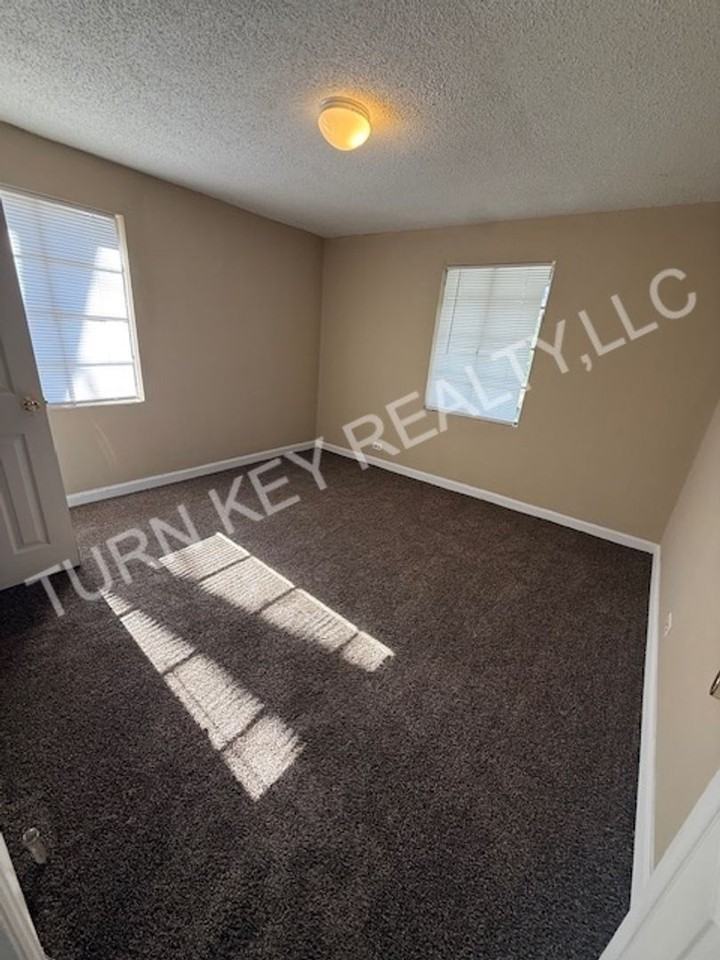 524 Ozark Ct - Photo 4 of 12