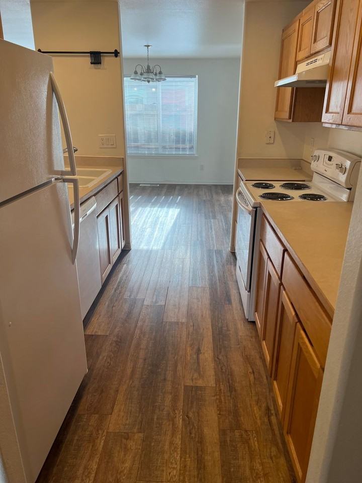 231 Ne School St - Photo 3 of 30