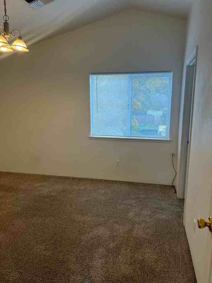 231 Ne School St - Photo 5 of 30