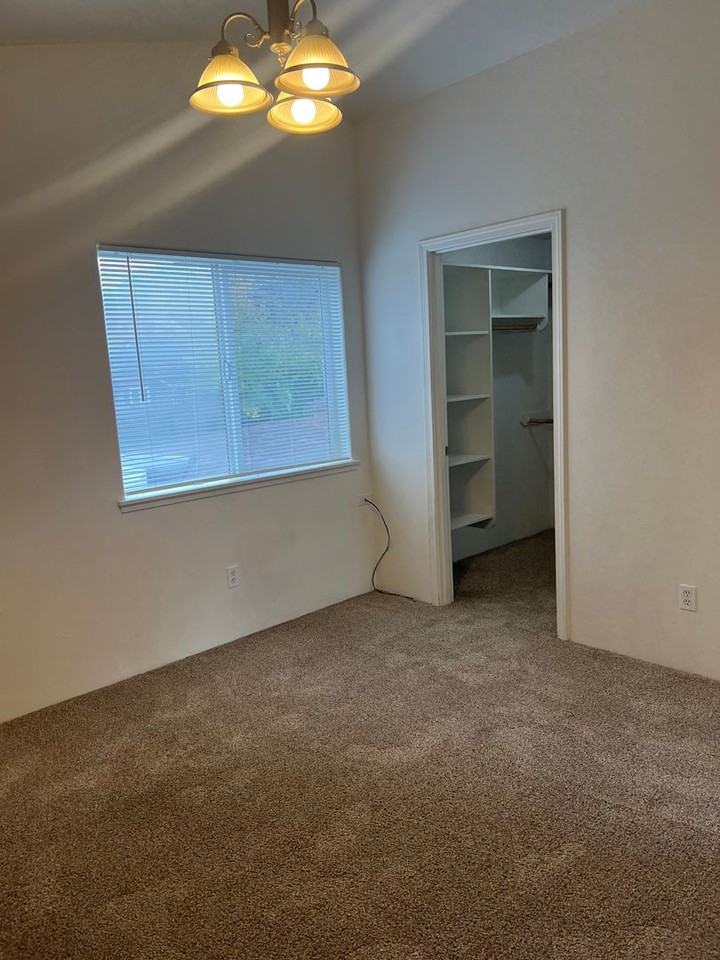 231 Ne School St - Photo 6 of 30