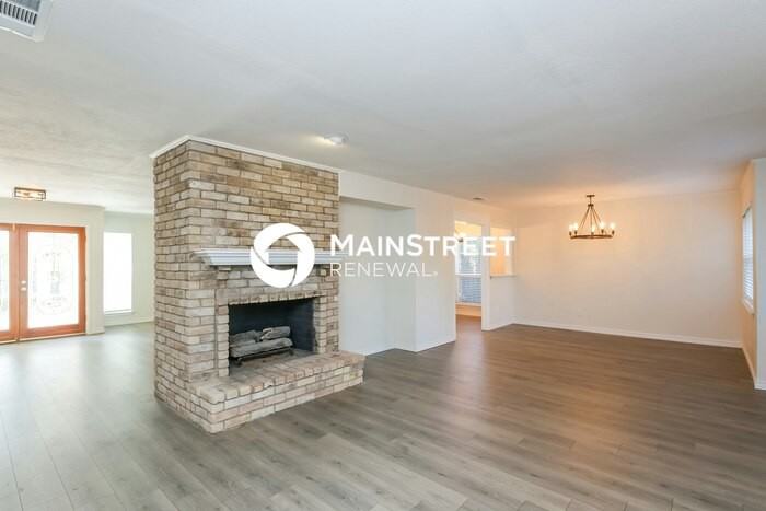 15525 Earlport Cir - Photo 3 of 17