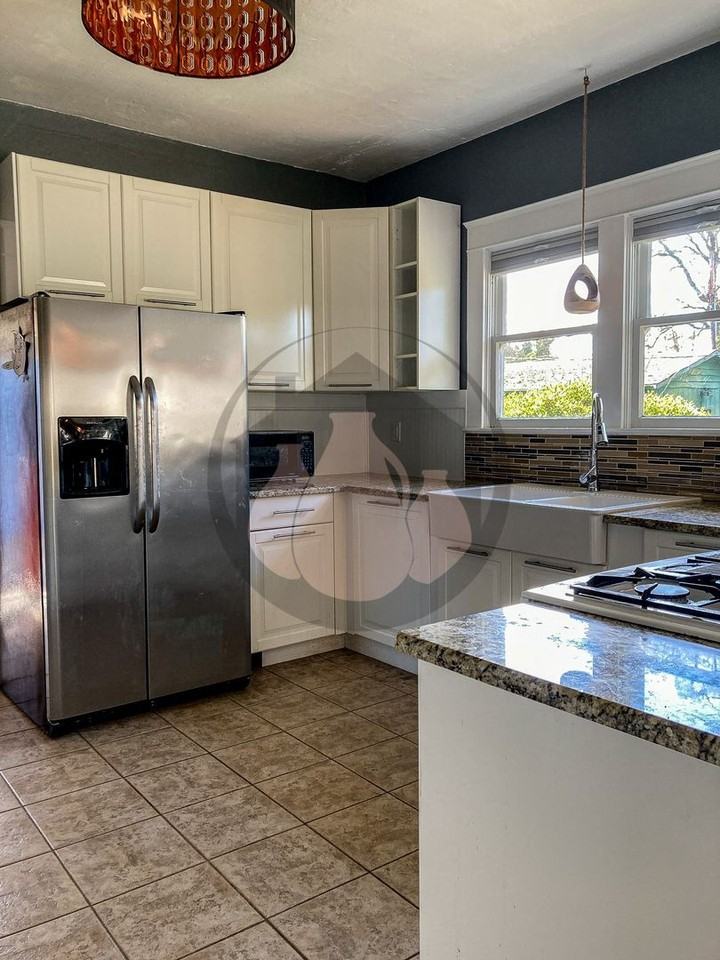 646 Breys Ave Ne - Photo 3 of 11