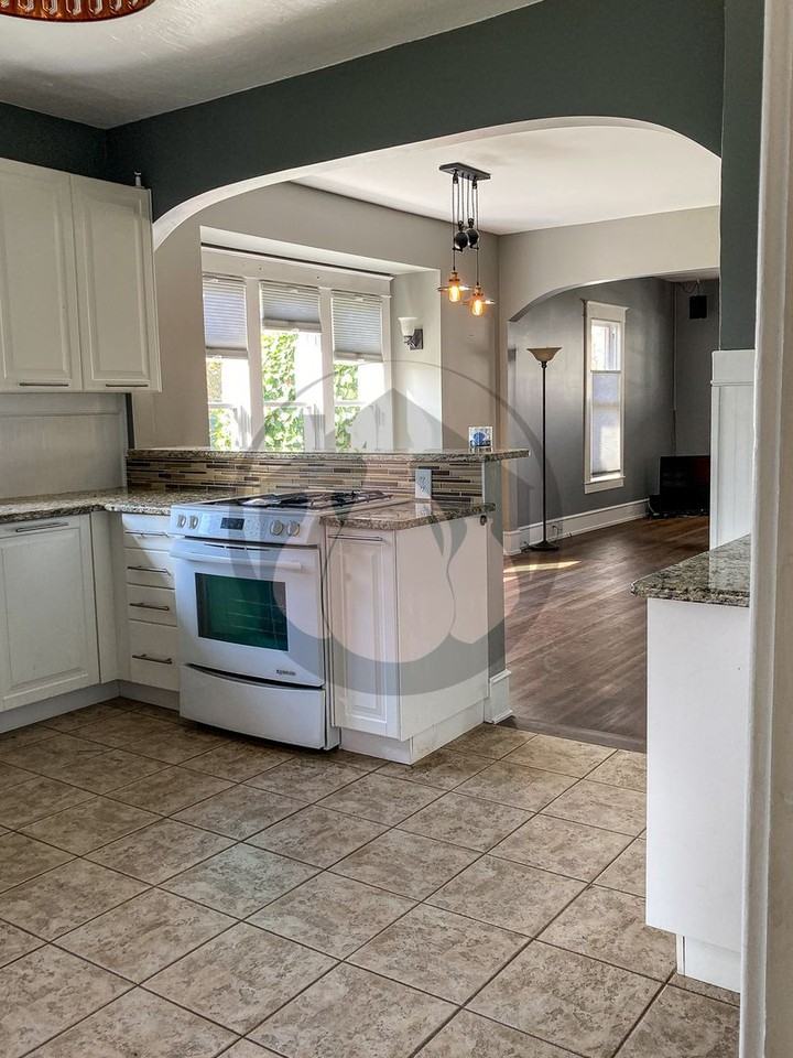 646 Breys Ave Ne - Photo 4 of 11