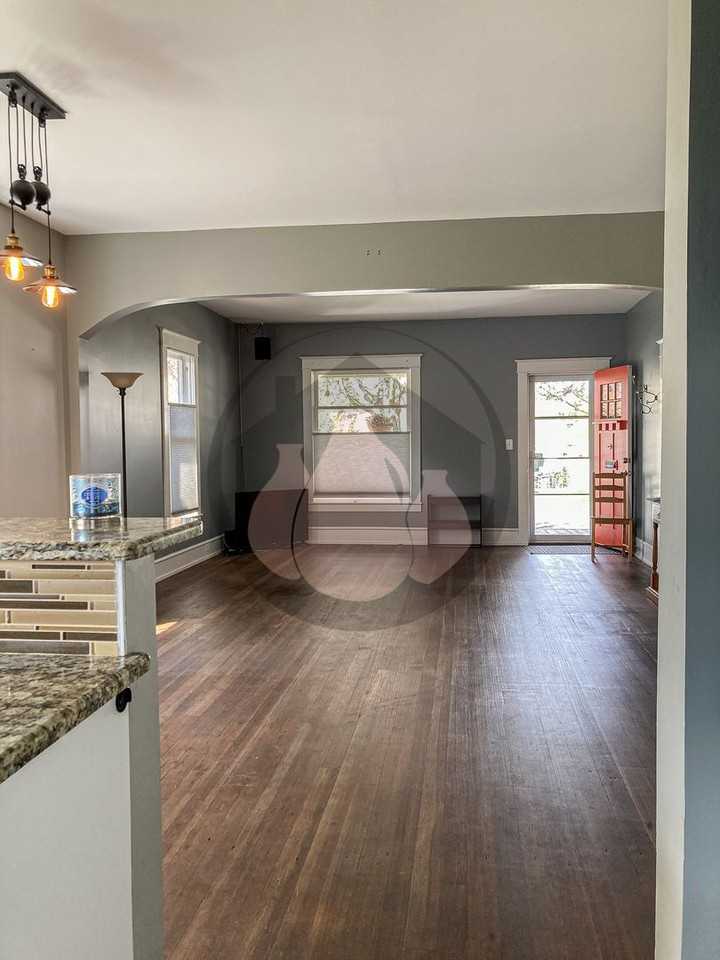 646 Breys Ave Ne - Photo 5 of 11