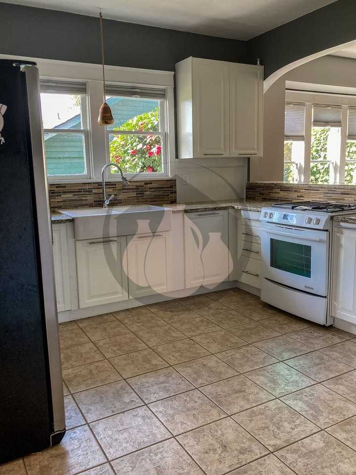 646 Breys Ave Ne - Photo 6 of 11