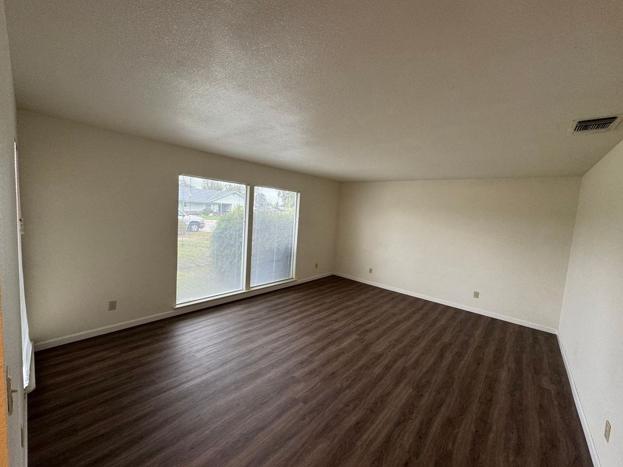 721 East Ann Drive - Photo 2 of 7