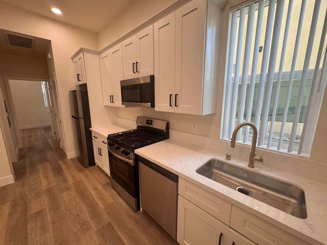 1015 W 21st St – Modern Student Living Steps From USC - Photo 2 of 16