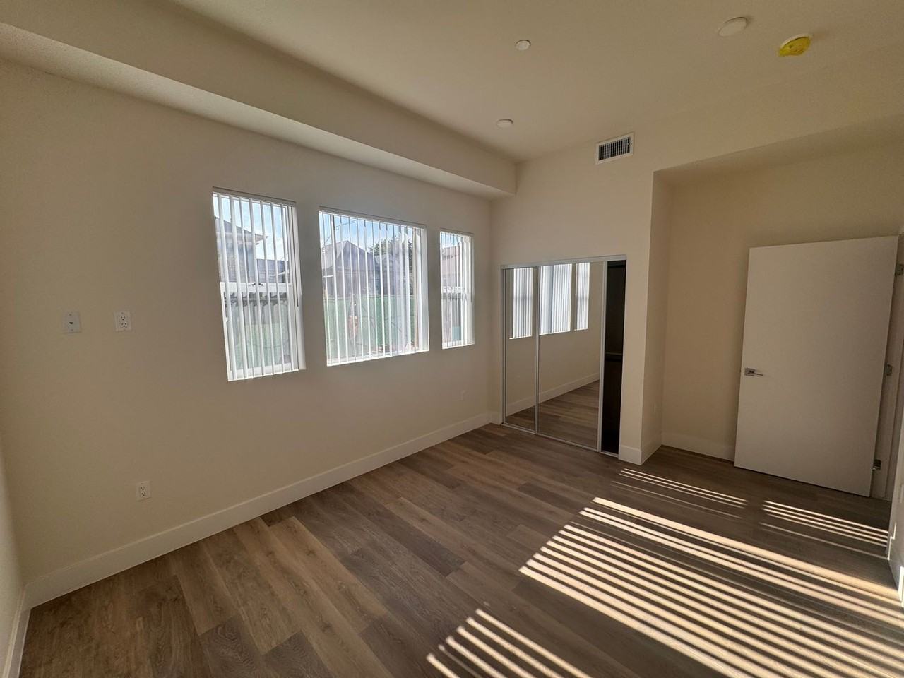 1015 W 21st St – Modern Student Living Steps From USC - Photo 3 of 16