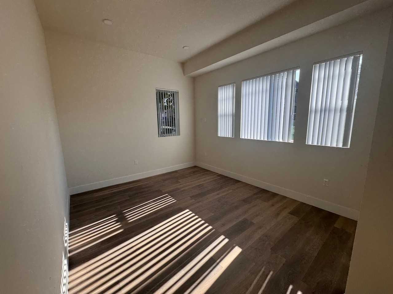 1015 W 21st St – Modern Student Living Steps From USC - Photo 4 of 16