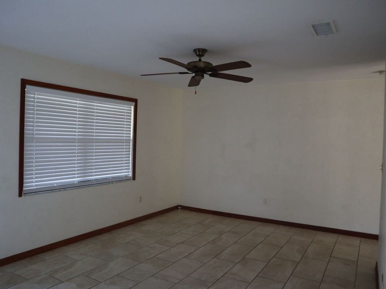 407 North Fowler Drive - Photo 5 of 20