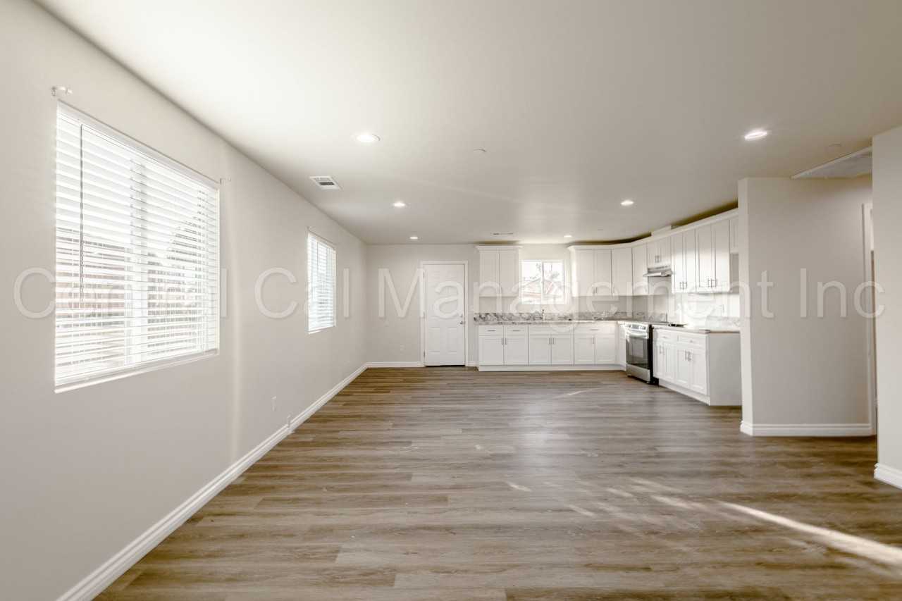 541 Walker Street - Photo 3 of 17