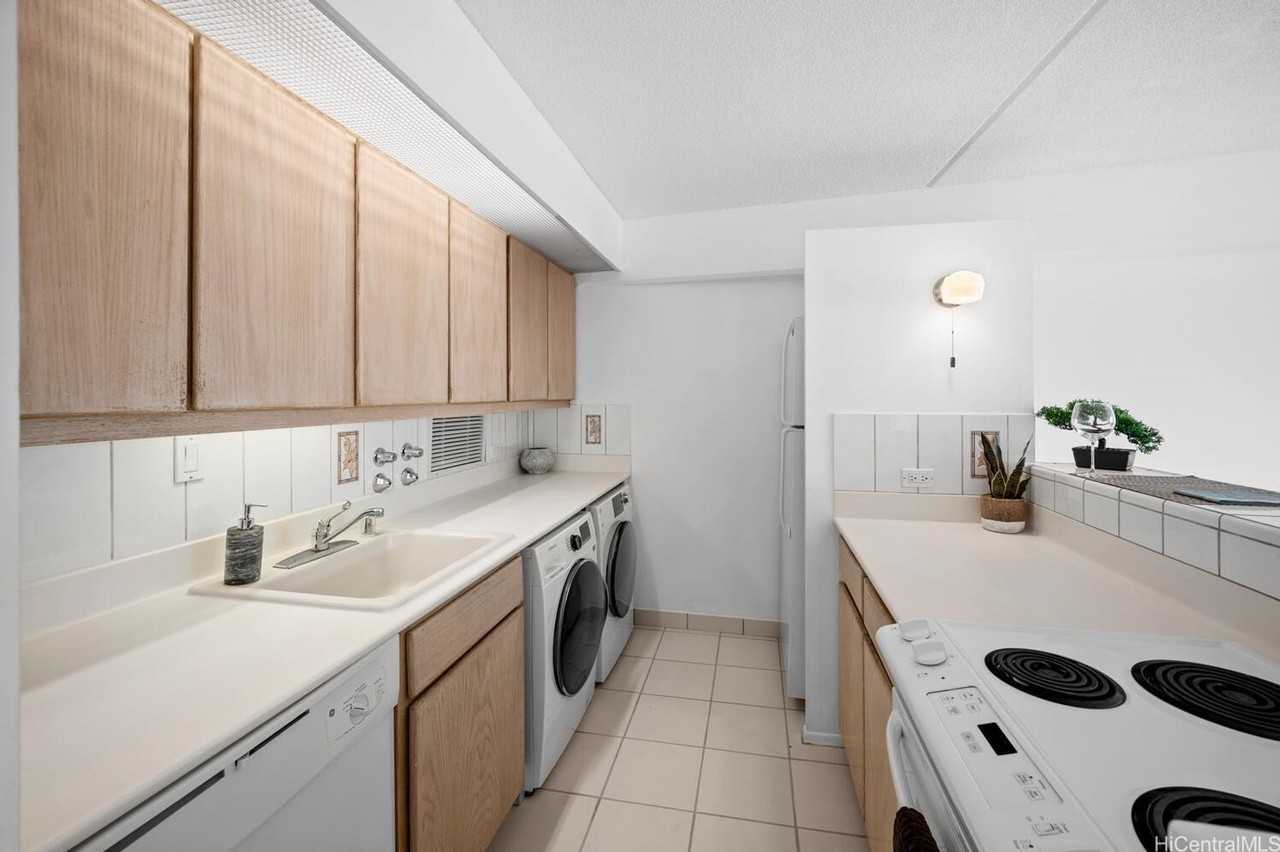 2333 Kapiolani Blvd #3307 - Photo 4 of 20