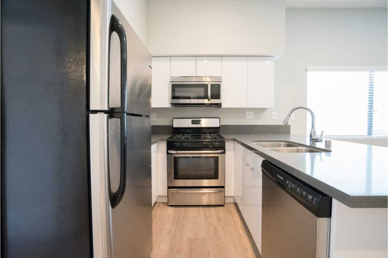 3426 West 1st St - Photo 3 of 10