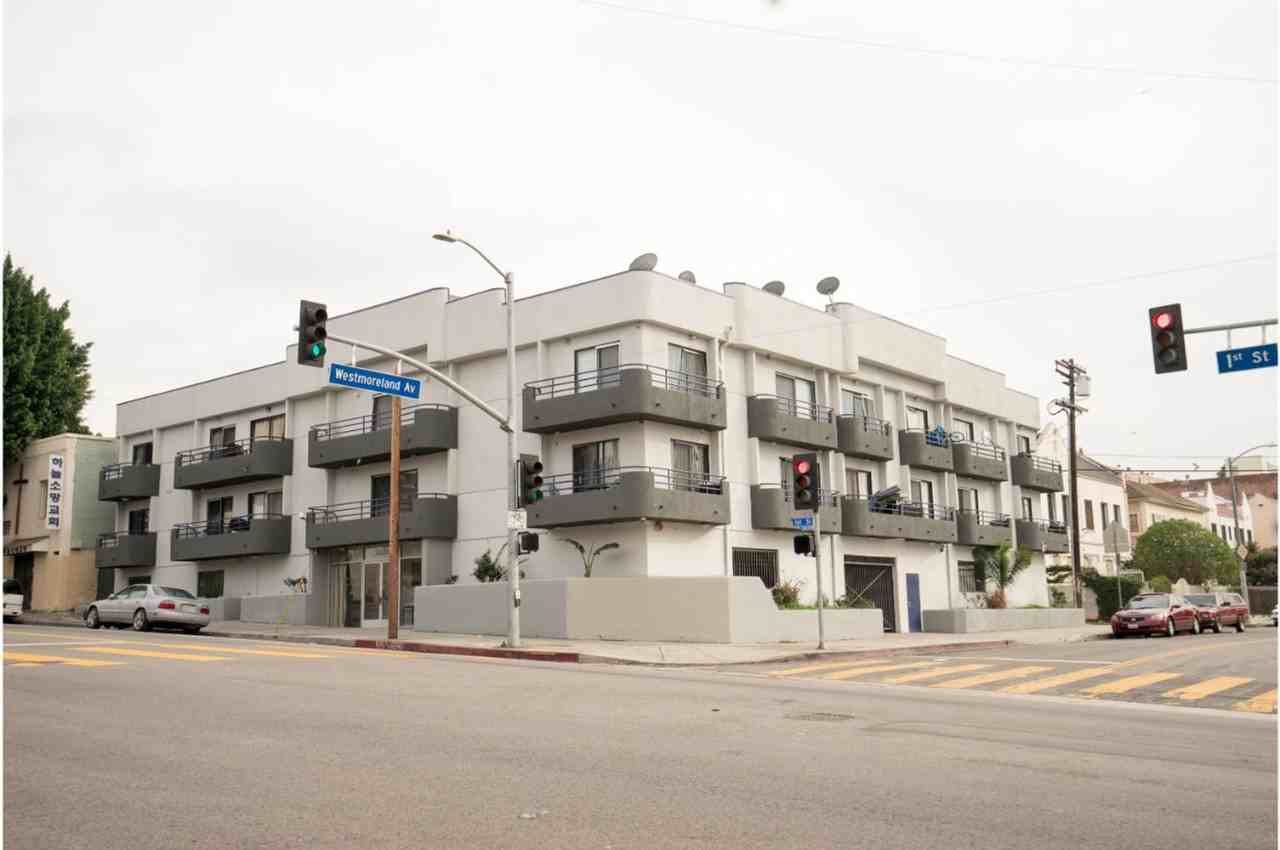 3426 West 1st St - Photo 4 of 10