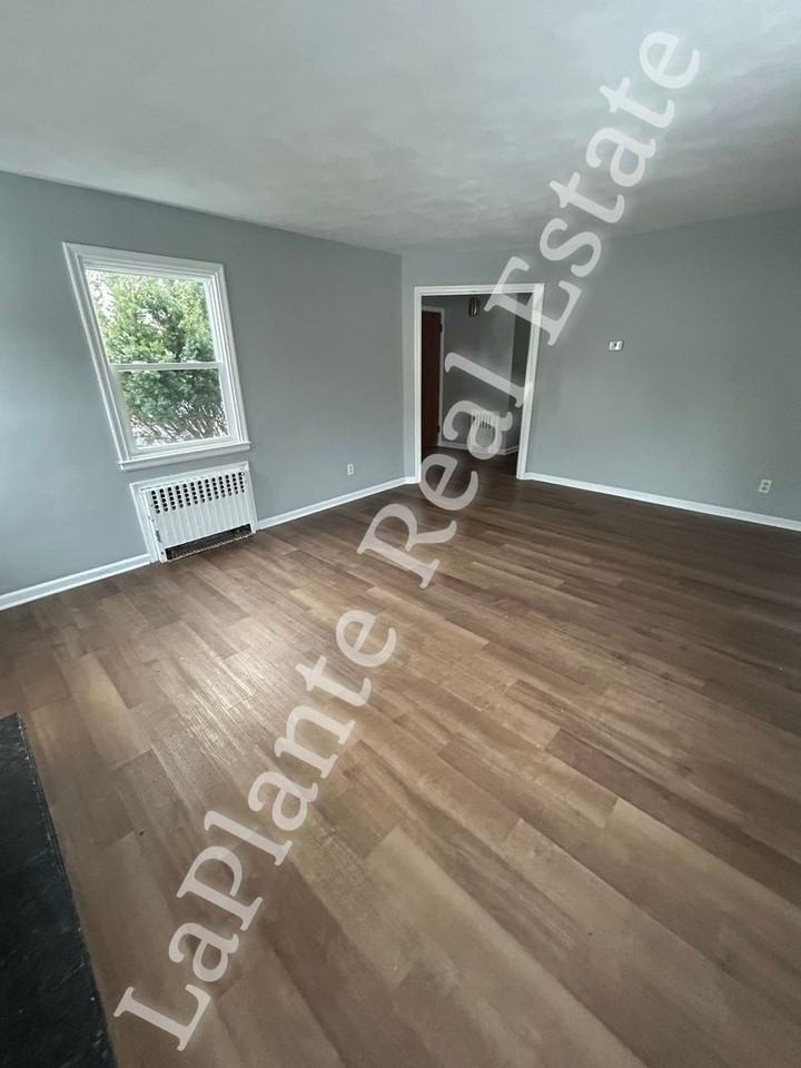 4301 Vermaas Ave - Photo 3 of 16