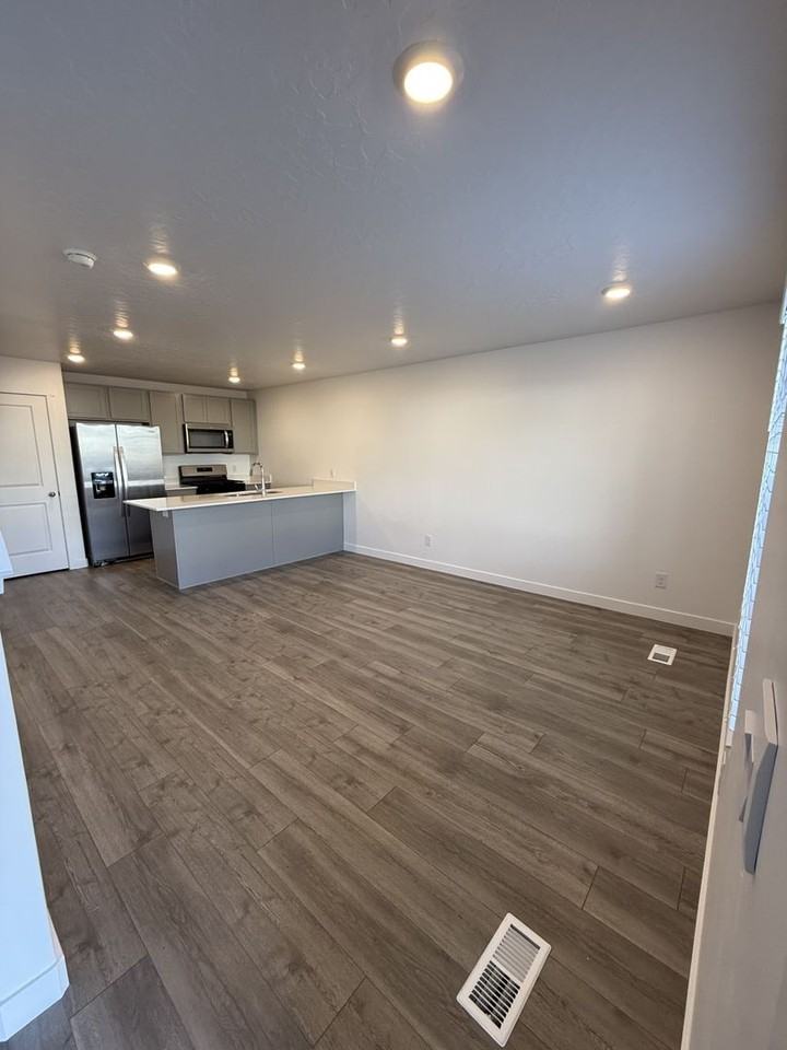 686 W 1920 S - Photo 2 of 29