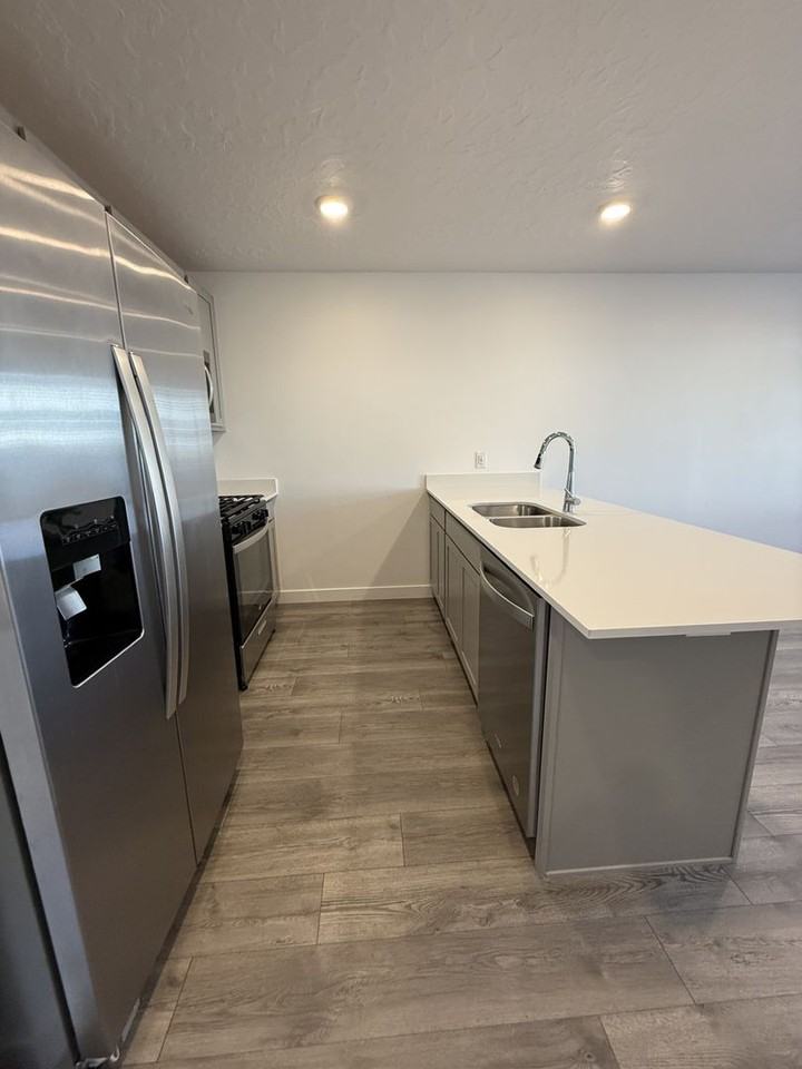 686 W 1920 S - Photo 5 of 29