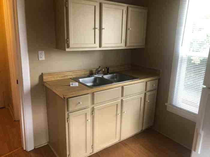 230 Se Everett St #3 - Photo 3 of 6