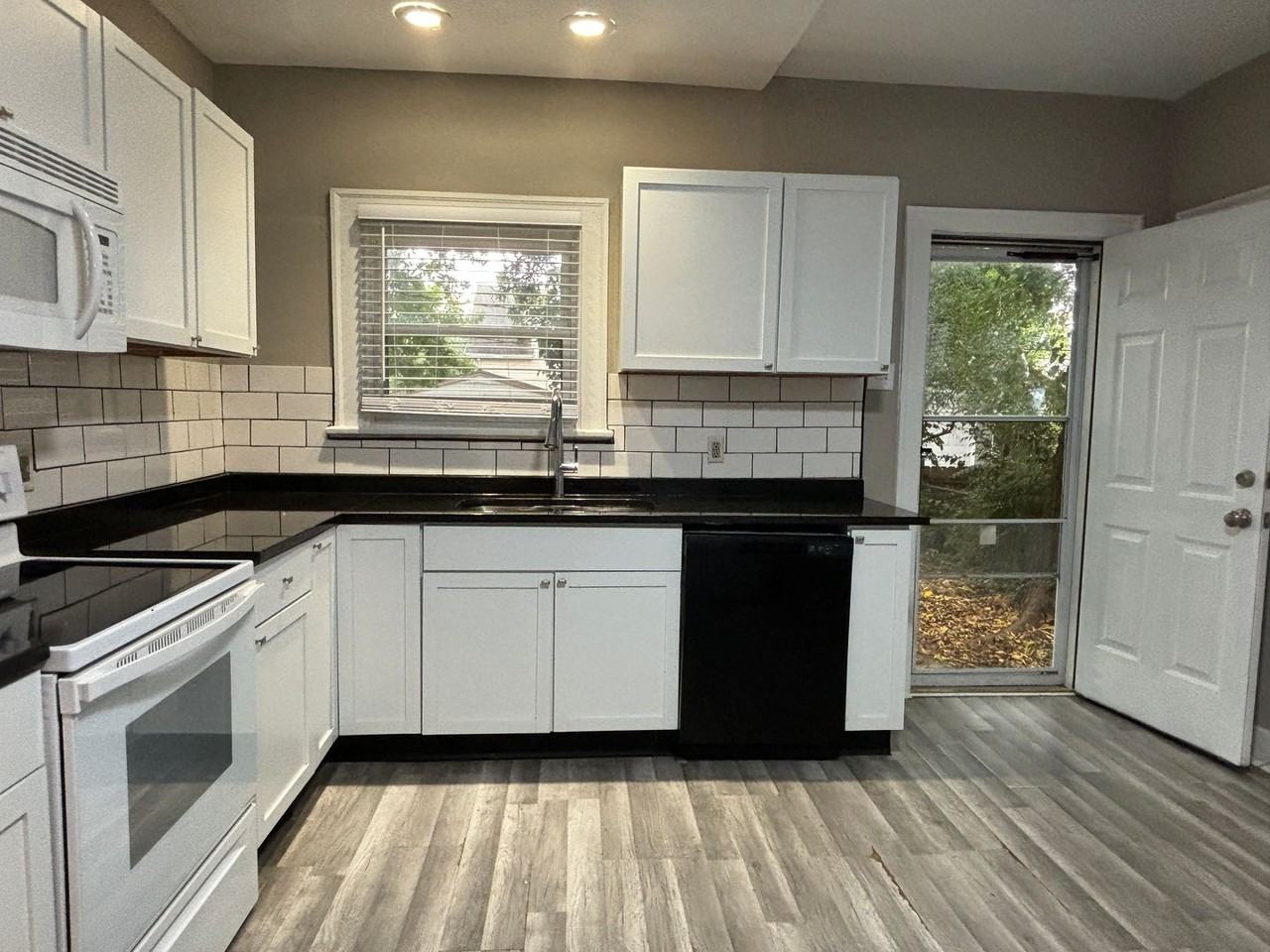 4246 Graceland Ave - Photo 7 of 20