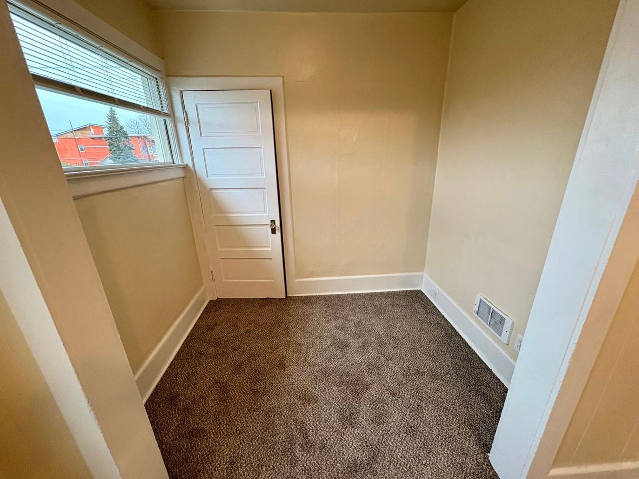 556 Ward Street - Photo 4 of 12