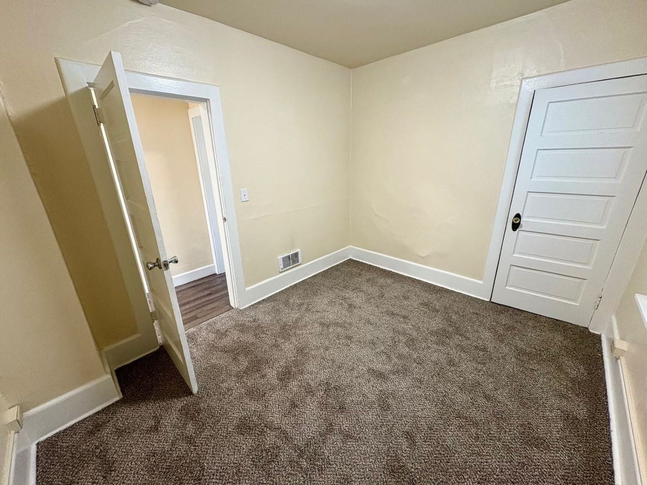 556 Ward Street - Photo 6 of 12