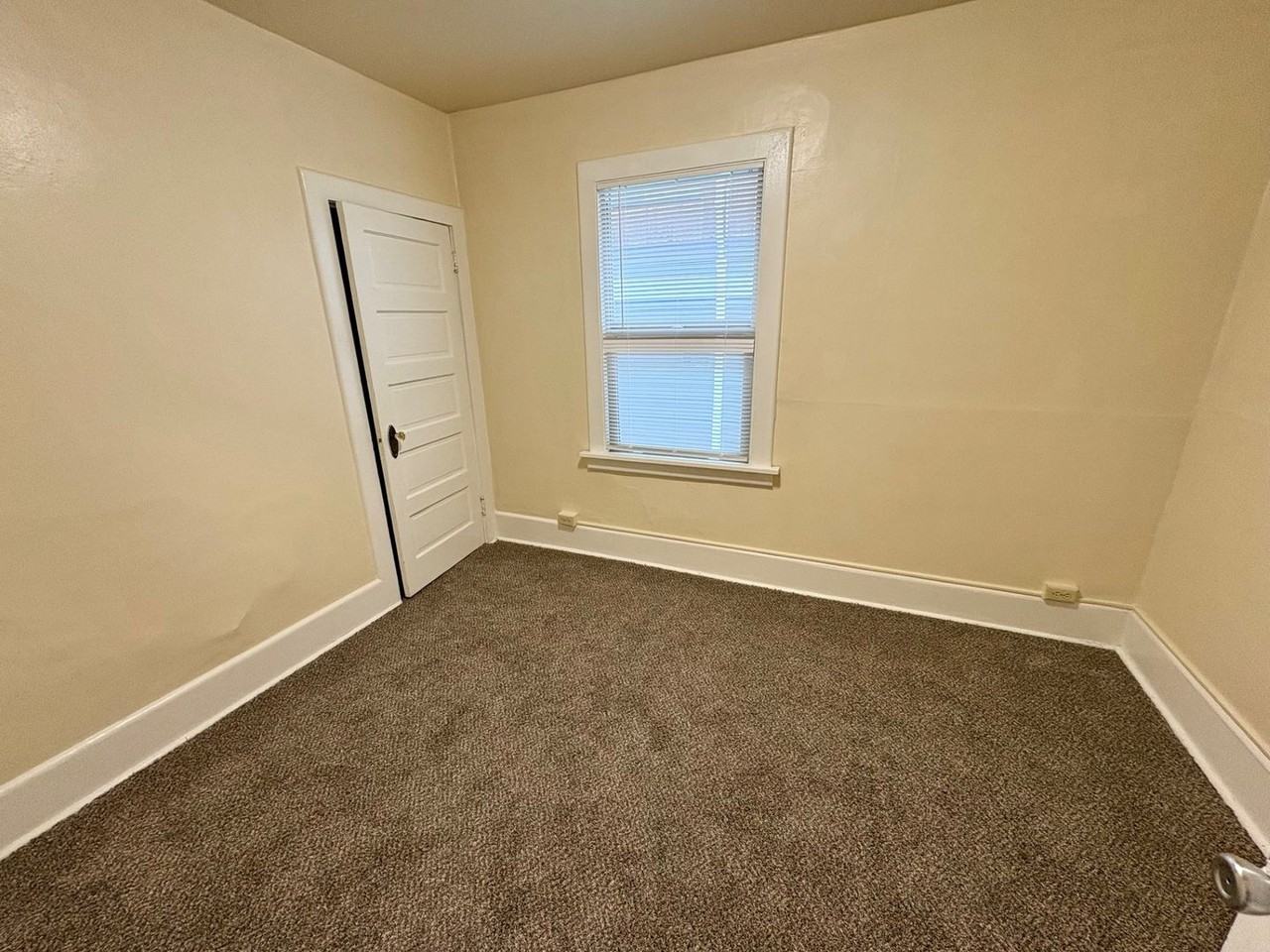 556 Ward Street - Photo 7 of 12