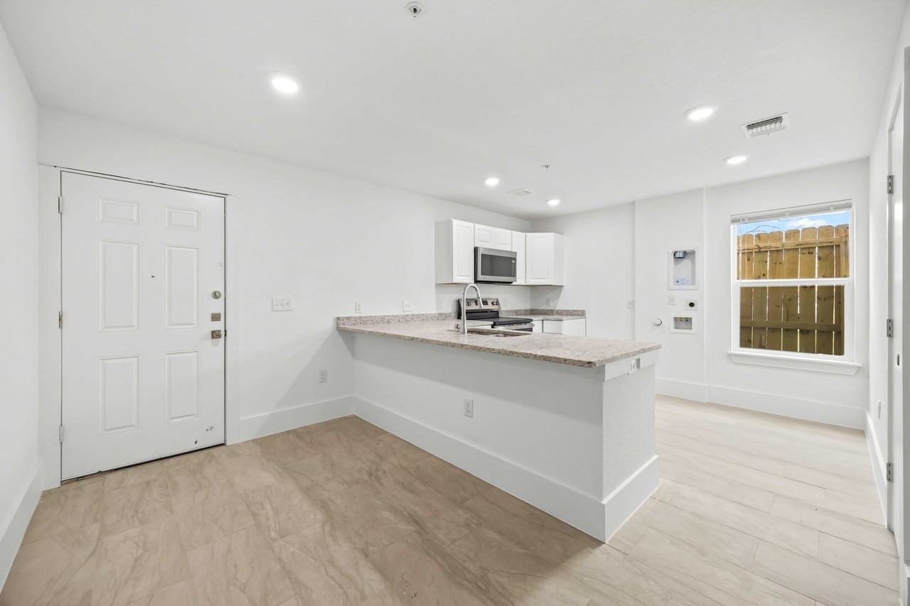 Ware - Photo 3 of 28