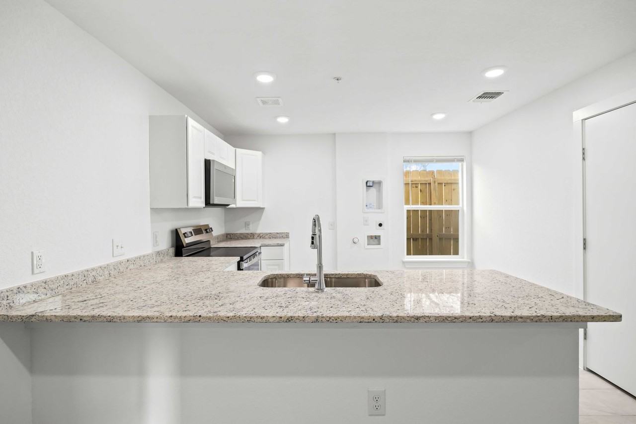 Ware - Photo 4 of 28