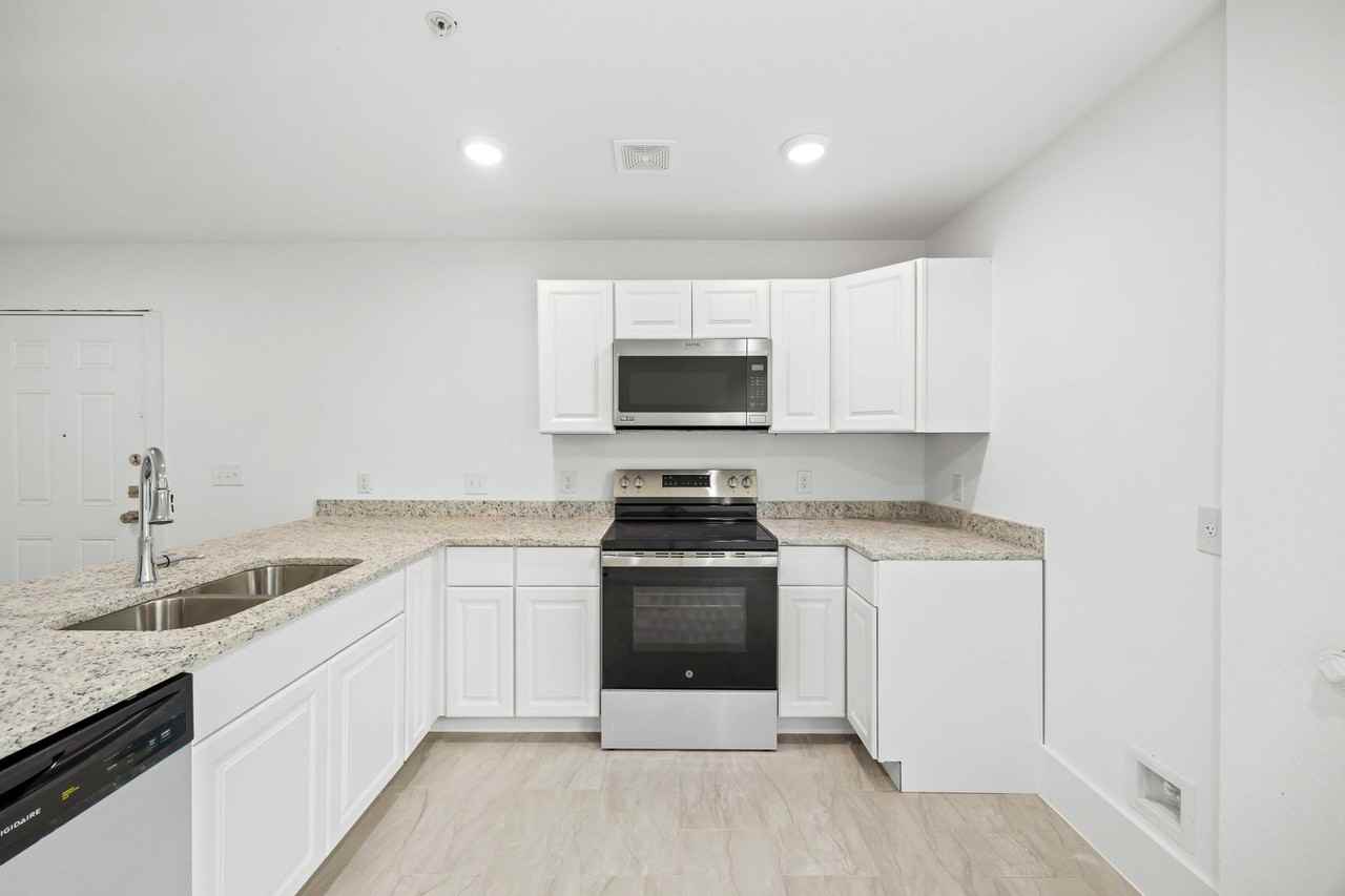 Ware - Photo 7 of 28