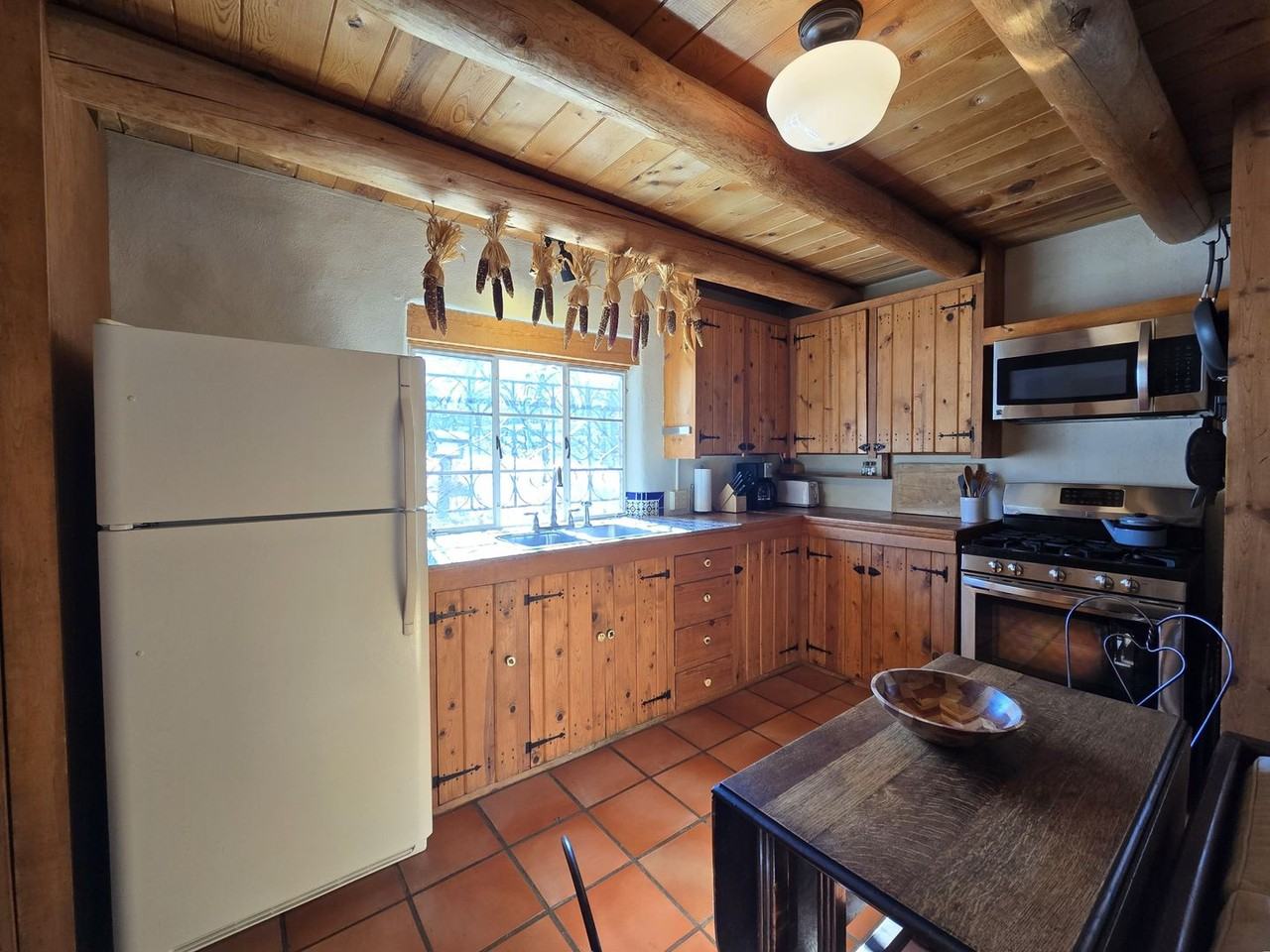 1489 Bishops Lodge Rd - Photo 3 of 18