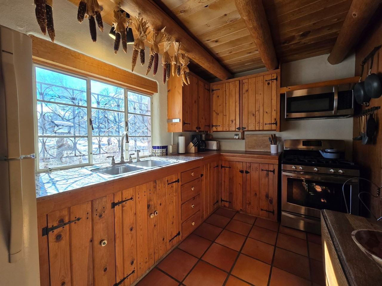 1489 Bishops Lodge Rd - Photo 4 of 18