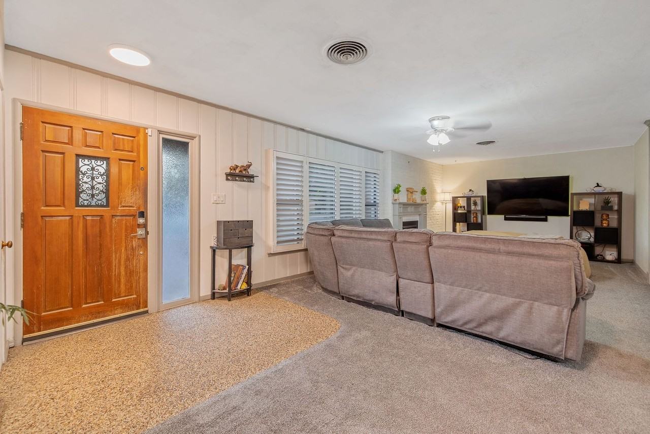 1821 Mulberry Drive - Photo 3 of 14