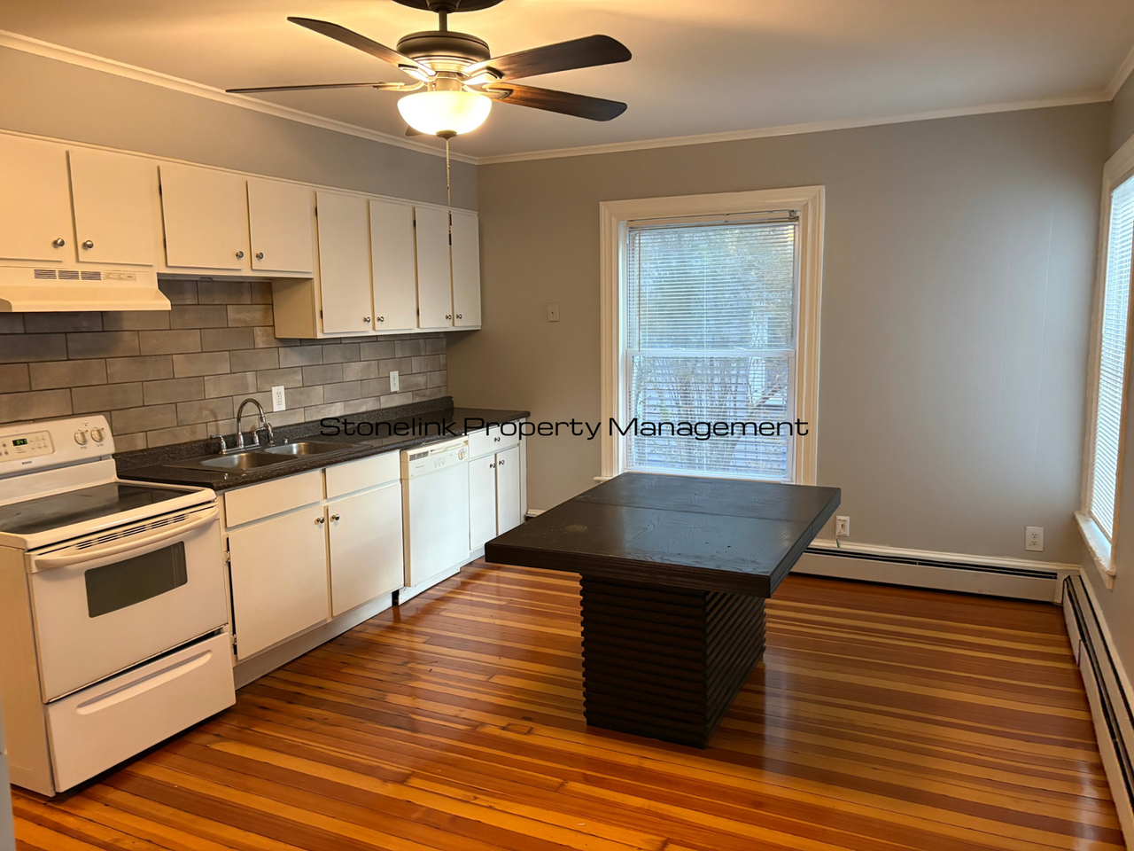 687 Charles St - Photo 3 of 15