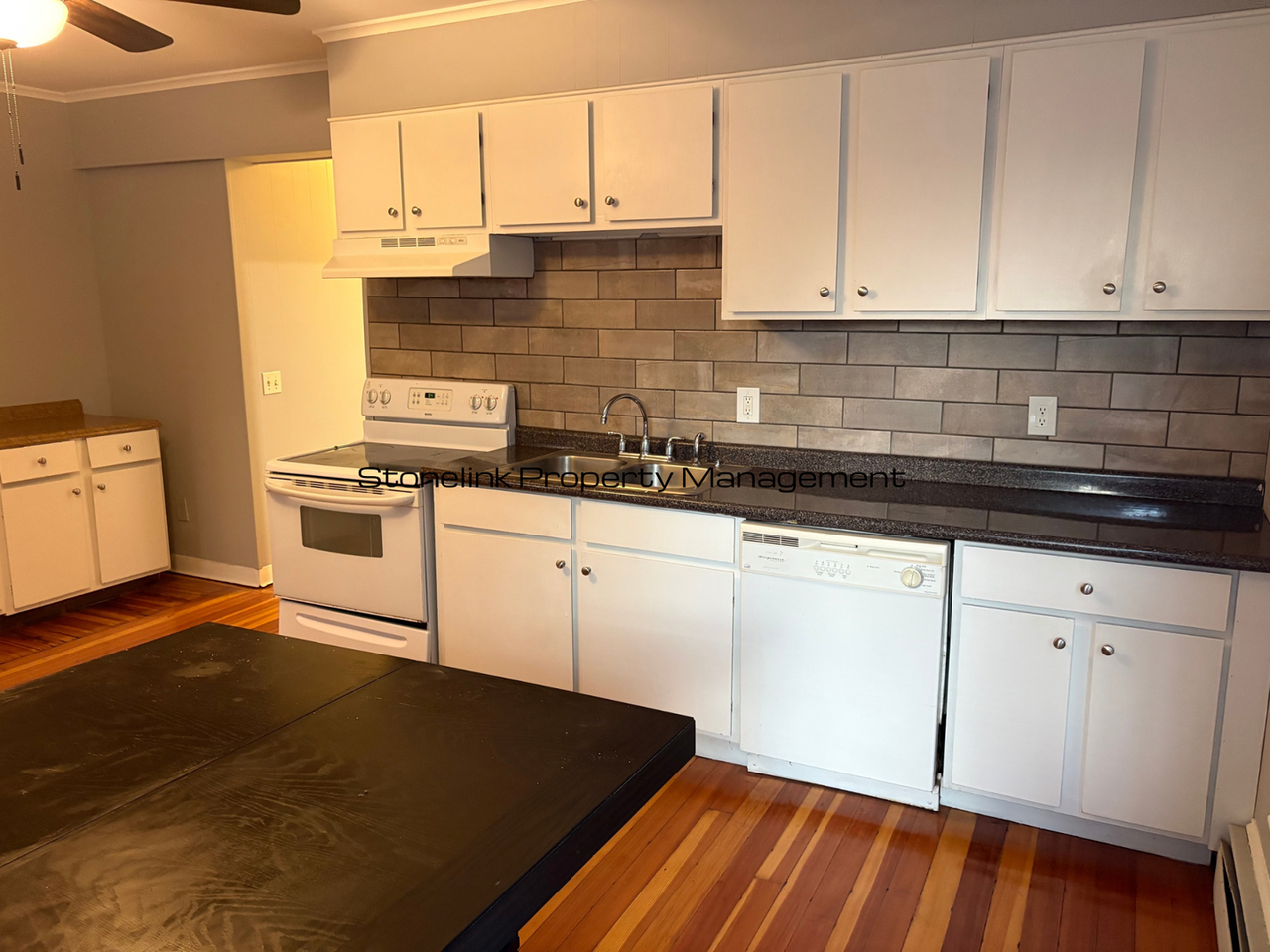 687 Charles St - Photo 5 of 15