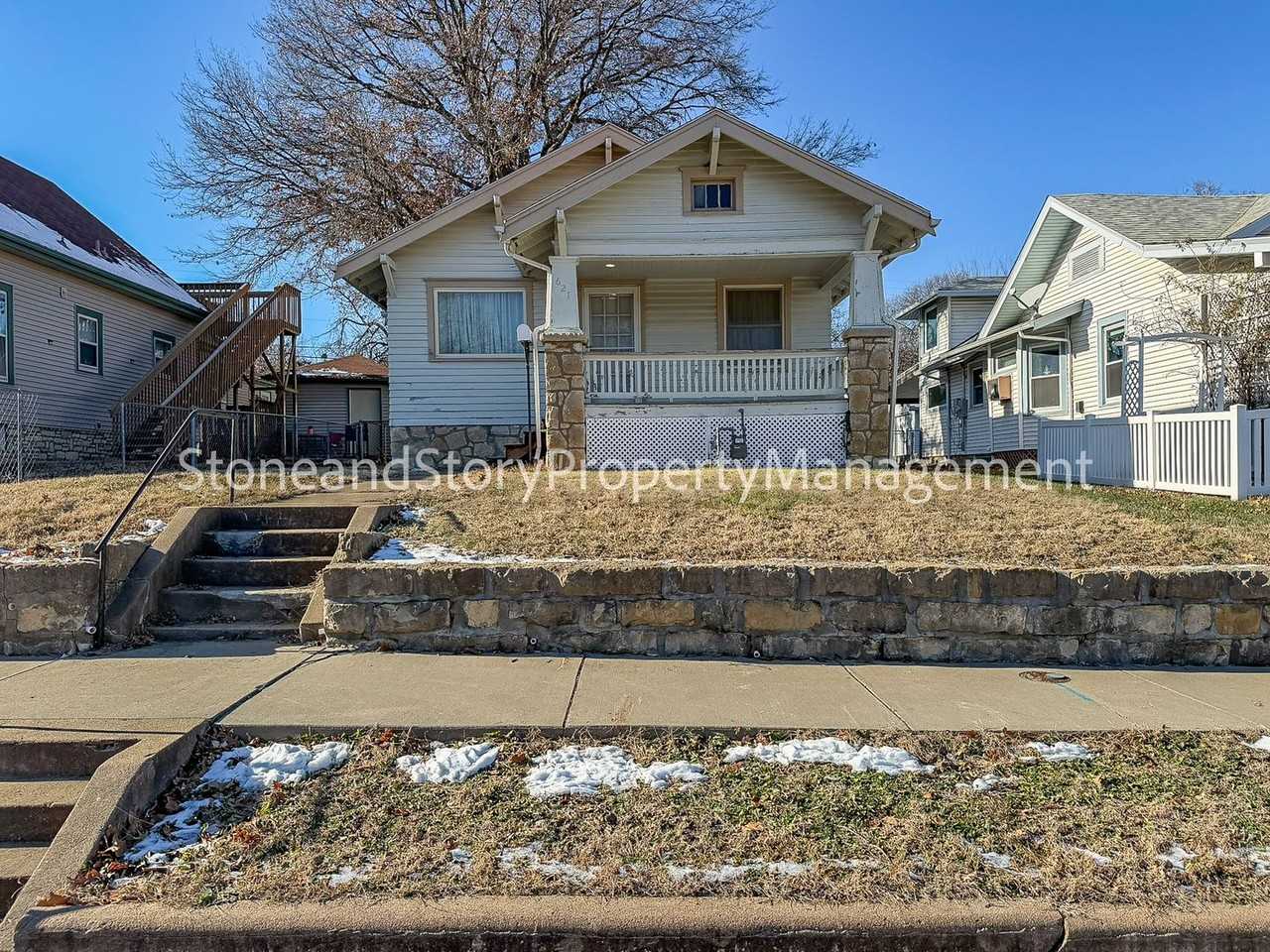 621 Southwest Jewell Avenue - Photo 2 of 27