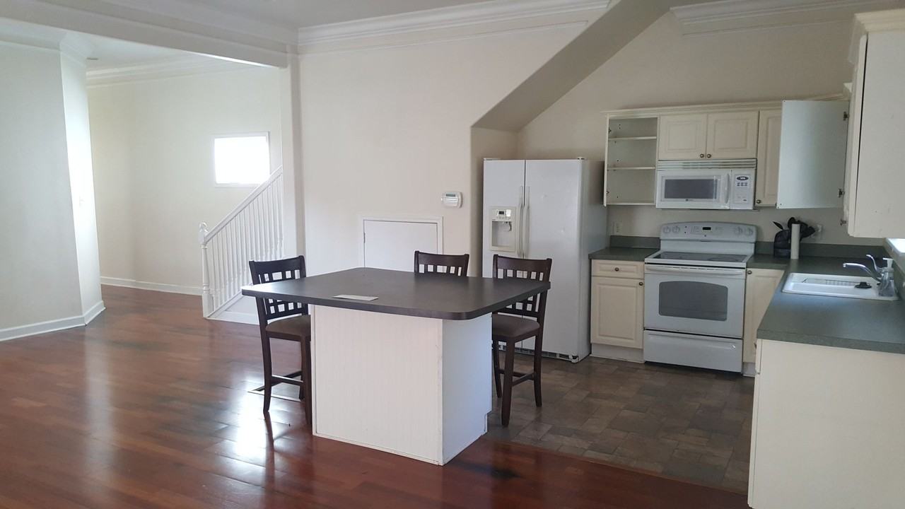 536 East 33rd Street - Photo 7 of 9